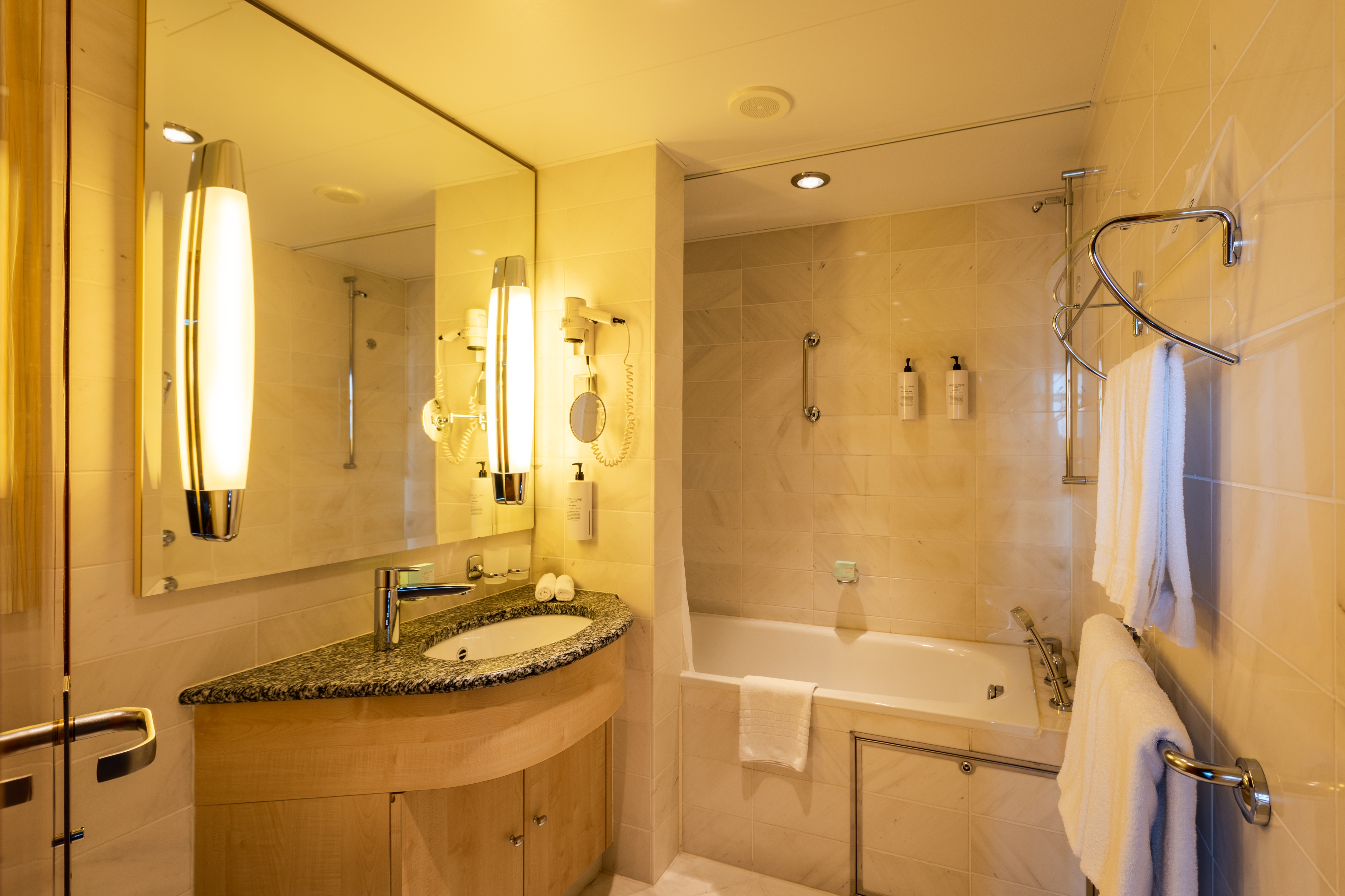 Expedition Suite | Owners suite on upper deck